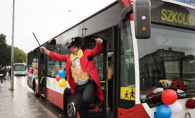 Autobus Fundacji Dr Clown pojawi się na ulicach Sosnowca w Światowy Dzień Uśmiechu - 7 października. Zobacz kolejne zdjęcia. Przesuwaj zdjęcia w prawo - naciśnij strzałkę lub przycisk NASTĘPNE