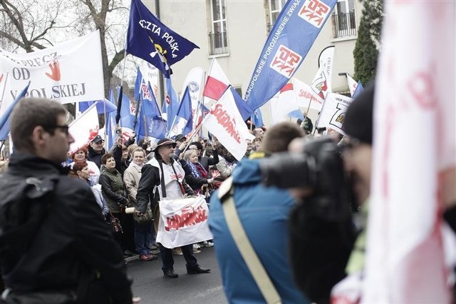 Związkowcy przeszli spod budynku poczty pod urząd wojewódzki.