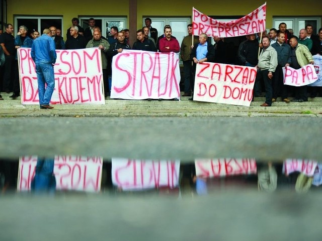 Przed siedzibą związków zawodowych PKS Białystok zgromadziło się wczoraj ponad 200 osób. Nie brakowało emocji. Strajkujący na 15 min. zablokowali przejście dla pieszych na ul. Monte Cassino.