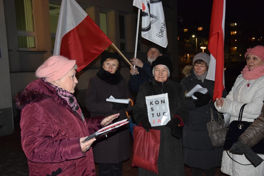 Pikieta KOD-u pod Sądem Okręgowym w Częstochowie 11 marca...