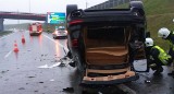 Wypadek porsche na autostradzie A1 w Świerklanach. Kierowca dachował ZDJĘCIA