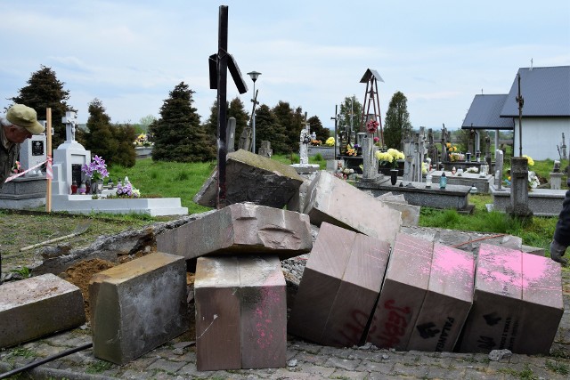 Podczas legalnej rozbiórki nielegalnego pomnika doszło do nie-znacznego uszkodzenia metalowego krzyża. Nz. z lewej.