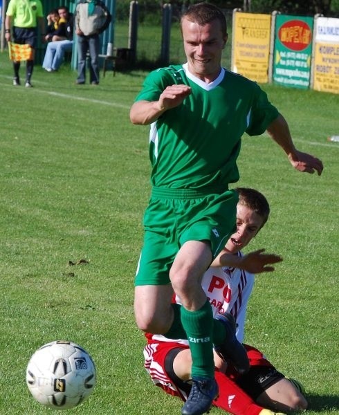 Marek Suchocki zdobył dla GKS-u Starościn trzy bramki. W tej sytuacji nie zatrzymał go Alan Leśniczak.