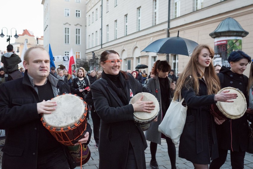 Protest w Opolu. Według policji manifestujących było około...