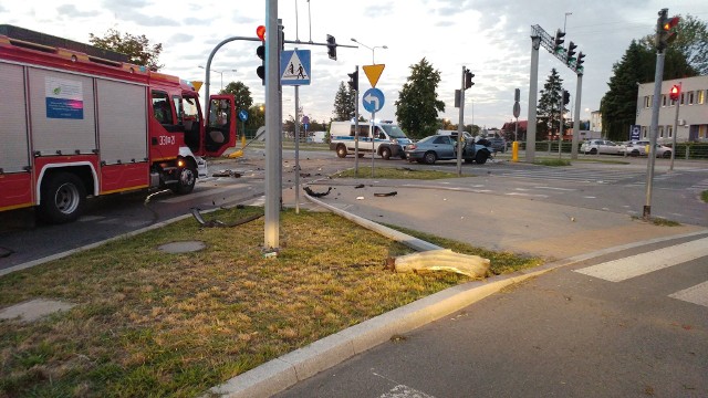 Strażacy usuwali skutki wypadku, do którego doszło na ulicy Grzecznarowskiego.