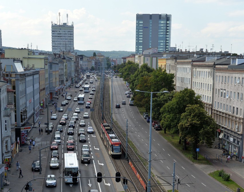 Urodziny "Dolarowca" w Gdańsku Wrzeszczu. Mieszkańcy i sympatycy przed północą 31.12 zaśpiewają mu 100 lat. W oknach wieżowca zabłyśnie "50"