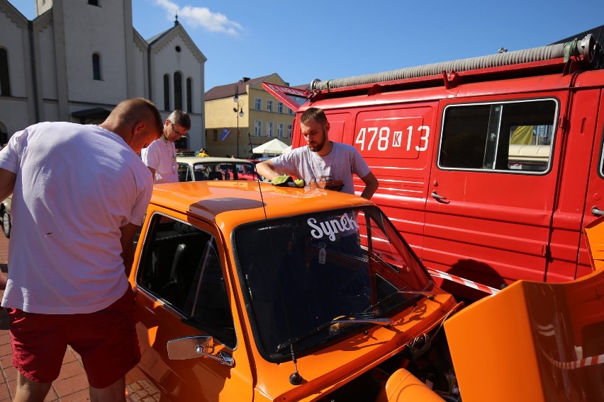 VI Wystawa Pojazdów Zabytkowych i Klasycznych w Bytowie 11.07.2021. Perełki motoryzacji na bytowskim rynku [zdjęcia]