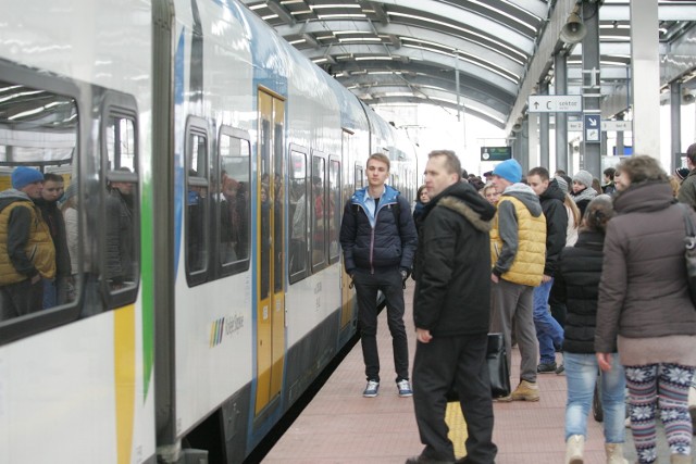 Nasi Czytelnicy od ponad roku narzekają na punktualność pociągu jadącego rano z Raciborza do Katowic. - Czy jest szansa na to, że wreszcie dojedziemy na czas do pracy lub szkoły? - pytają