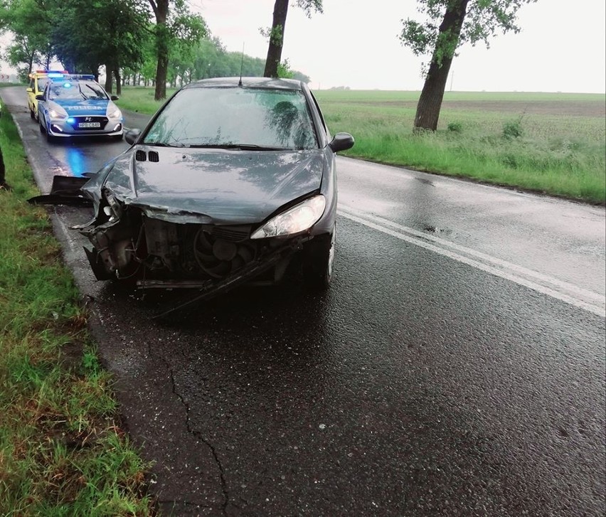 Wypadek na drodze Wrocław - Strzelin. Przód auta skasowany