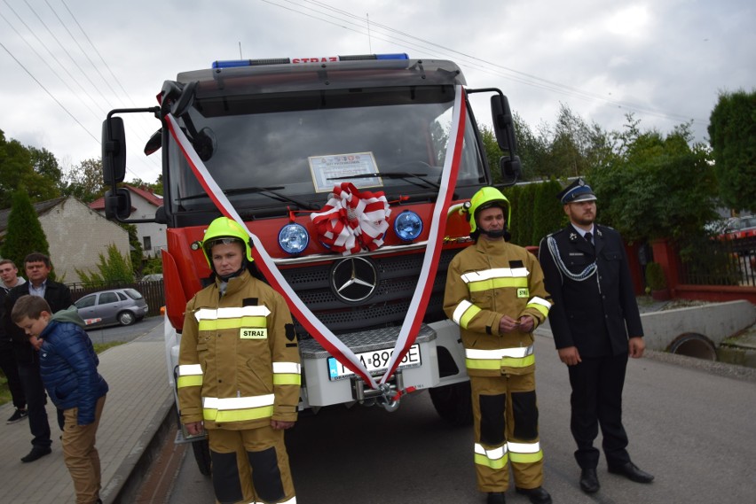 Piękny jubileusz 100-lecia Ochotniczej Straży Pożarnej w Chobrzanach, w gminie Samborzec. Było wielu gości. Zobacz zdjęcia