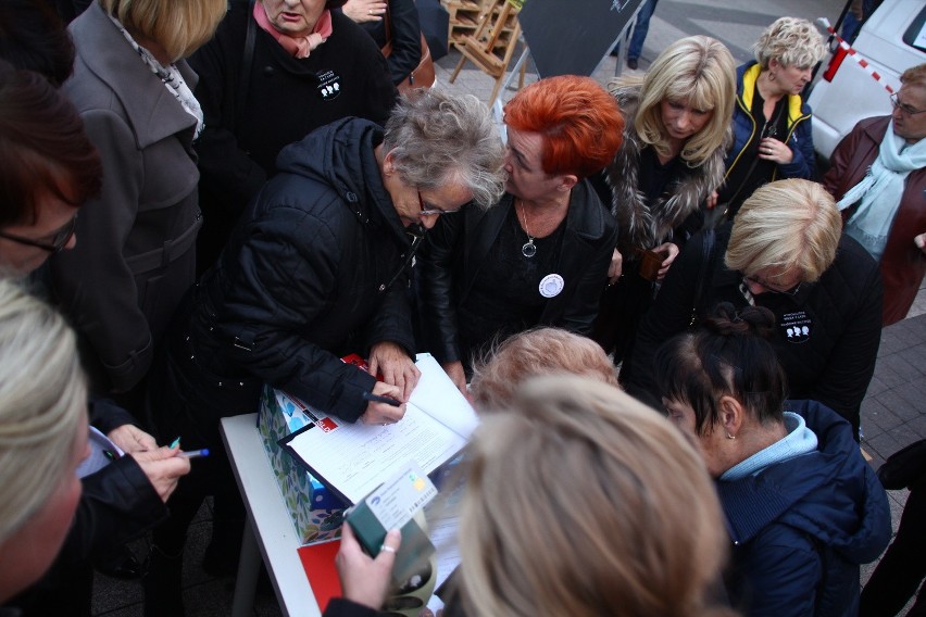 Drugi czarny protest w Rybniku - panie demonstrowały na rynku