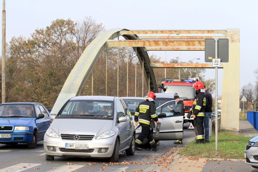 Trzy mercedesy zderzyły się na mostach Jagiellońskich