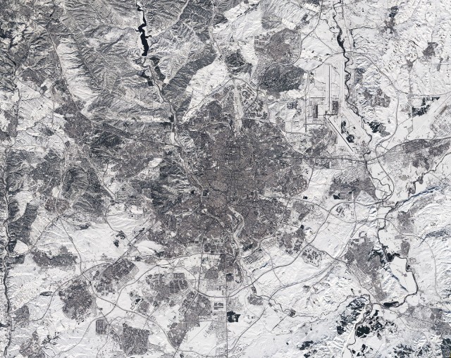 CC BY-SA 3.0 IGOZdjęcie Madrytu pod śniegiem ze stycznia 2021 roku. Uchwycone przez misję Copernicus Sentinel-2 11 stycznia 2021 r. o godzinie 12:14 czasu środkowoeuropejskiego. / Europejska Agencja Kosmiczna