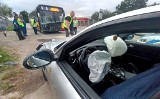 Czołowe zderzenie autobusu MPK i auta osobowego we Wrocławiu (ZDJĘCIA)