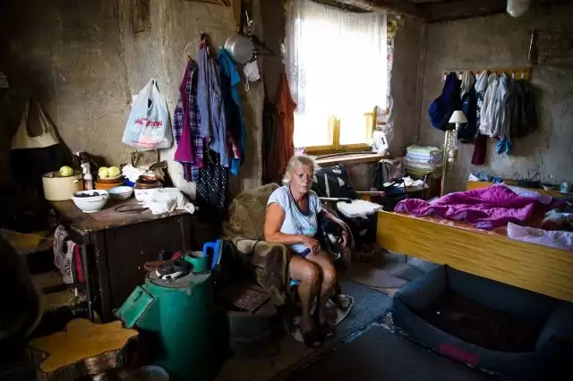 Teresa Lissowska w Gajownikach koczuje  w pomieszczeniu, które nazywa letnią kuchnią. Tu śpi, gotuje i zajmuje się psami.
