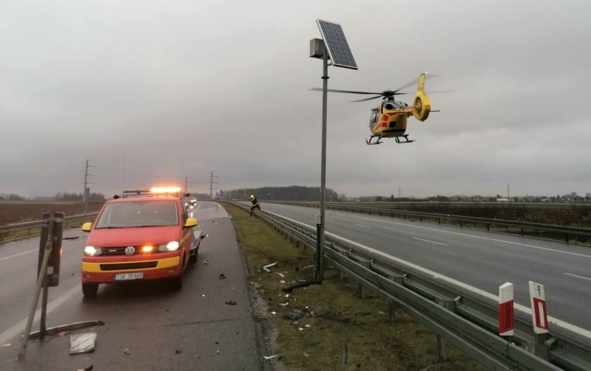 Wypadek na S8 pod Wrocławiem. Jedna osoba ranna, lądował helikopter LPR [ZDJĘCIA]