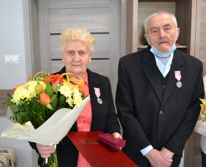 Medale dla par z gminy Tuczępy. Przeżyli razem 50 lat! [ZDJĘCIA]