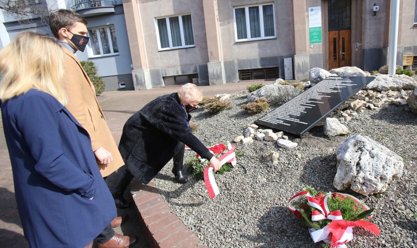 Sosnowiec. Odsłonięto tablice smoleńskie. Znajdziemy na nich nazwiska osób, które zginęły w tragicznej katastrofie lotniczej pod Smoleńskiem