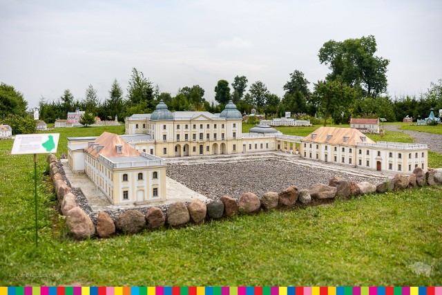 Odwiedzający park miniatur zwracają uwagę na pięknie odwzorowane makiety z dbałością o detale