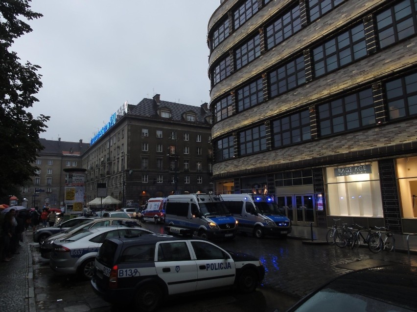 Wrocław: Alarm bombowy w Renomie. Ewakuacja centrum handlowego (ZDJĘCIA)