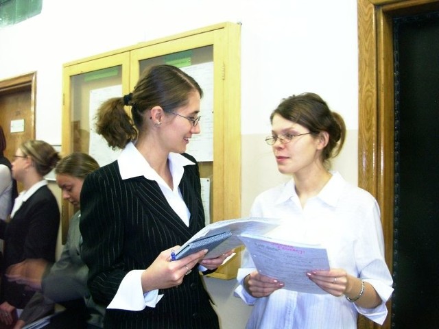 - Wzajemne przepytywanie się pozwala utrwalić materiał na kilka minut przed egzaminem - przyznają Karolina Lechowicz i Sylwia Pietrzak (od lewej), studentki II roku pedagogiki UO.