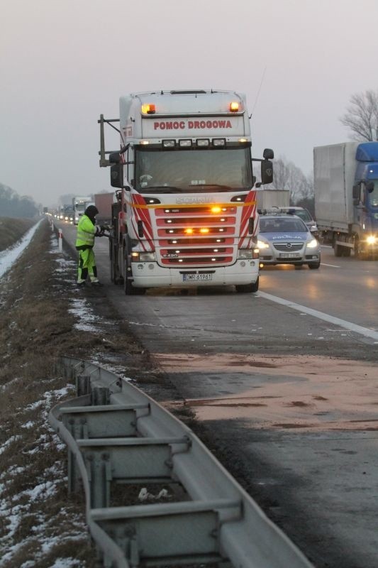 Wypadek tira wiozącego okna na autostradzie A4