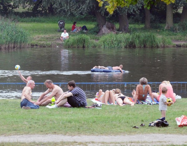 Zapowiadanej imprezy nad stawami wczoraj nie było, ale łodzianie i tak przyszli.