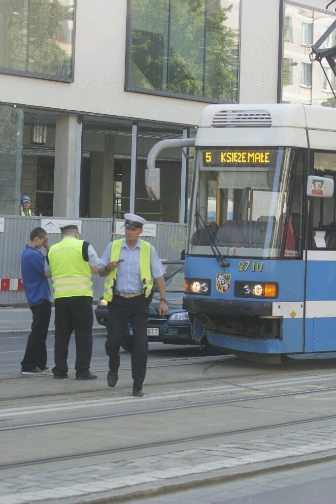 Wypadek na Piłsudskiego. Taksówką chciał zawrócić. Wjechał pod tramwaj (ZDJĘCIA)