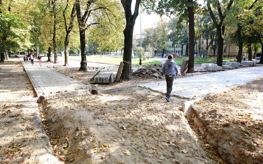 Remontują park Sienkiewicza. Będą nowe chodniki i odnowione rzeźby [ZDJĘCIA]