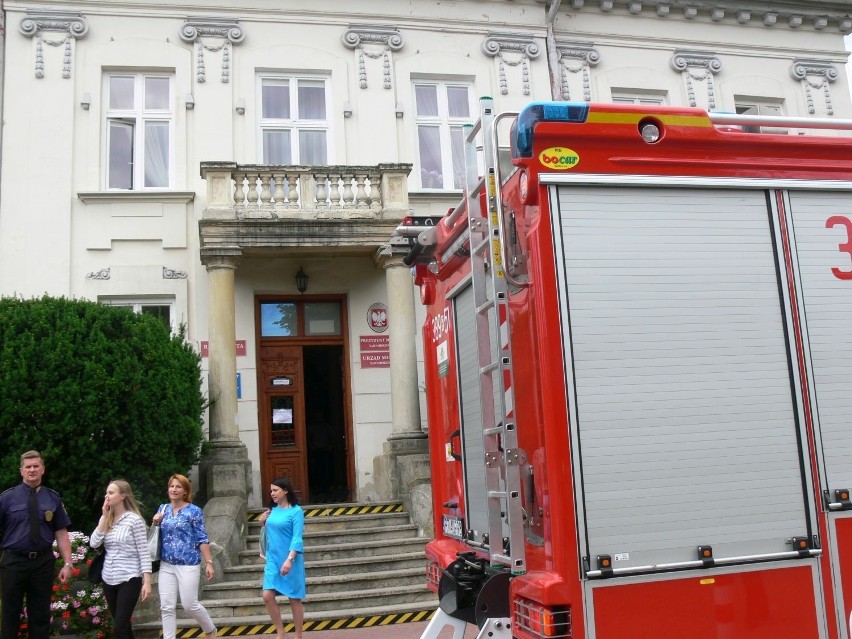 Budynki Urzędu Miasta w ogniu! Widowiskowe ćwiczenia w Tarnobrzegu (ZDJĘCIA)