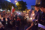 Łańcuch Światła w Białymstoku. Przed sądem odśpiewali "Mury" (zdjęcia)