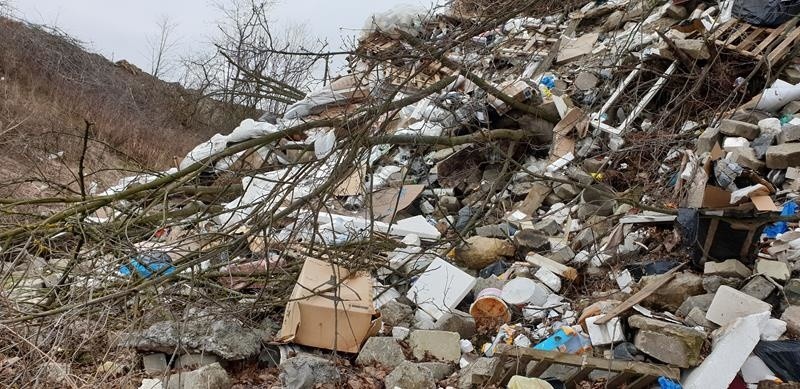 Dzikie składowisko śmieci w Wierzawicach. Urząd Gminy zajmie się stertą śmieci [ZDJĘCIA]