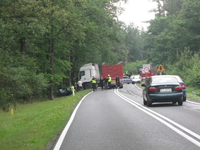 Ciężarówka zjechała na lewy pas i zderzyła się ze skodą.