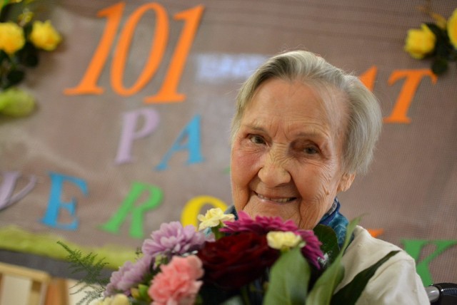 Pani Weronika przyjęła wczoraj mnóstwo życzeń i kwiatów od zebranych gości