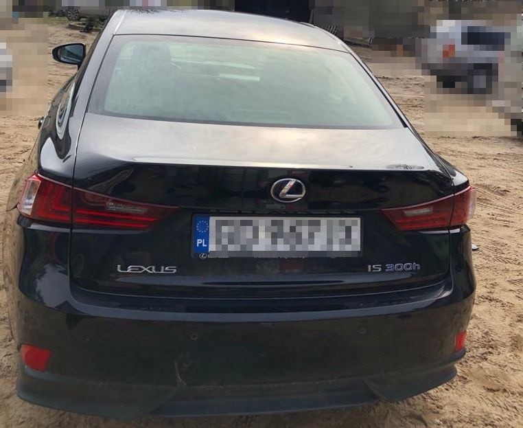 Lexus o wartości prawie 150 tys zł został przywłaszczony w 2018 roku. Został odzyskany przez policjantów z warsztatu samochodowego