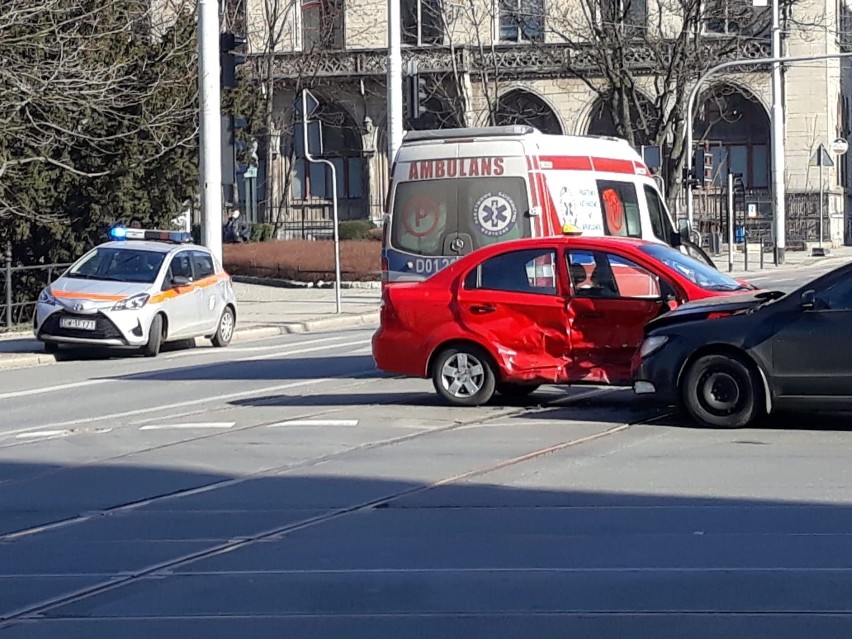 Groźny wypadek i objazdy tramwajów w centrum Wrocławia