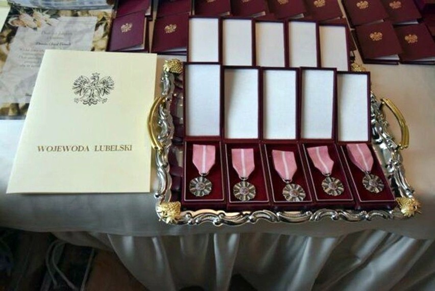 Złote gody w gminie Głusk. Ponad 30 małżeństw odnowiło przysięgę i zostało uhonorowanych przez prezydenta. Zobacz zdjęcia