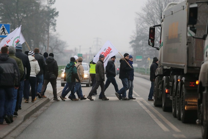 Górnicy kopalni Krupiński w Suszcu blokowali drogę...
