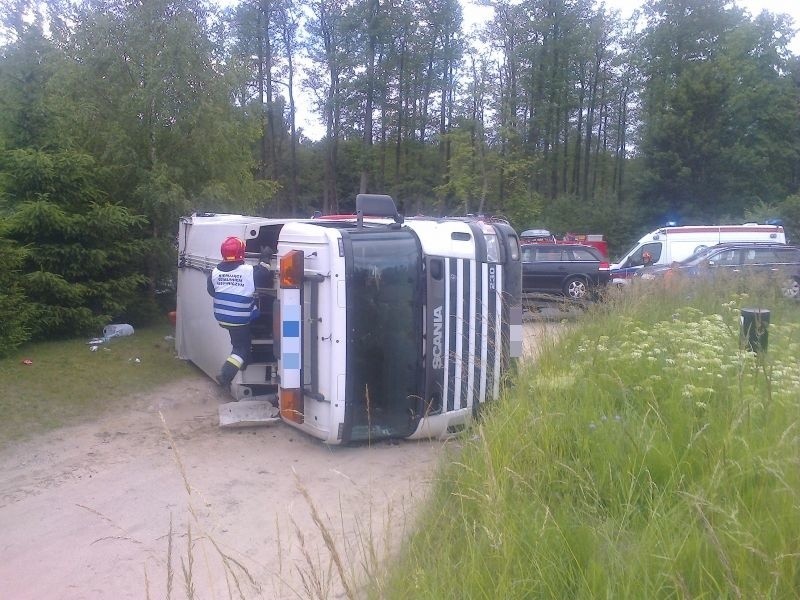 W wyniku zderzenia ciężarówka wywróciła się na bok....