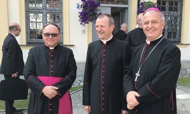 Arcybiskup nominat Henryk Jagodziński (z lewej), arcybiskup Tadeusz Wojda i biskup kielecki Jan Piotrowski.