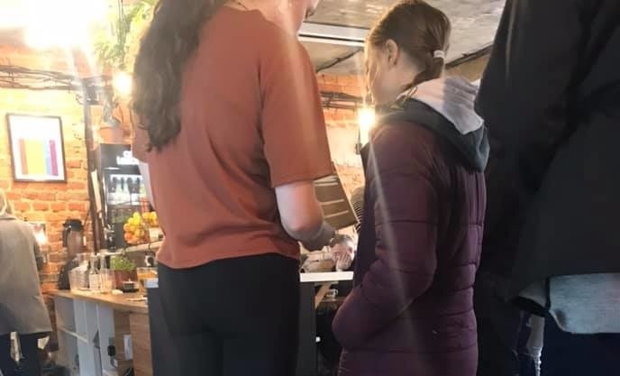 Greta Thunberg na ciastku w wegańskiej restauracji w Gdańsku