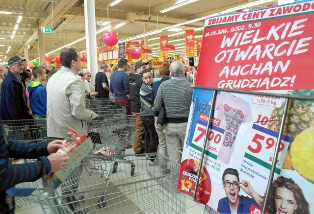 Takich kolejek w mieście dawno nie było. Kilkaset osób zgromadziło się przed wejściem do nowego-starego supermarketu przy ul. Południowej w Grudziądzu.