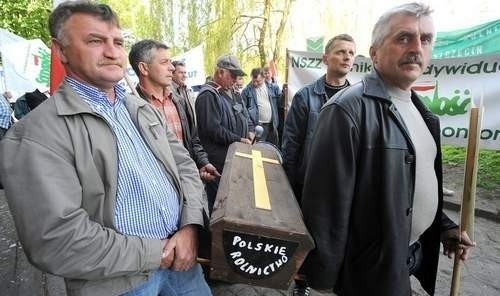 Fot. Marcin Bielecki Rolnicy nieśli trumnę symbolizującą koniec rolnictwa.