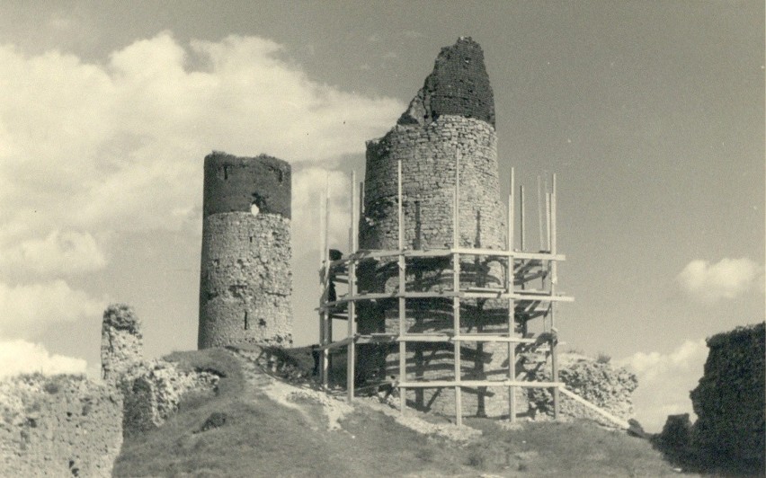 Ruiny zamku w Chęcinach w 1949 roku. Więcej zdjęć na...