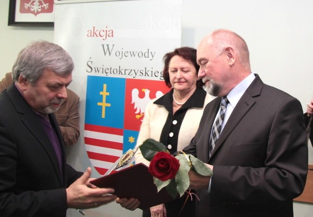 Andrzej Smulczyński, dyrektor Powiatowego Centrum Pomocy Rodzinie  odbiera nagrodę dla Starostwa Powiatowego w Busku Zdroju.