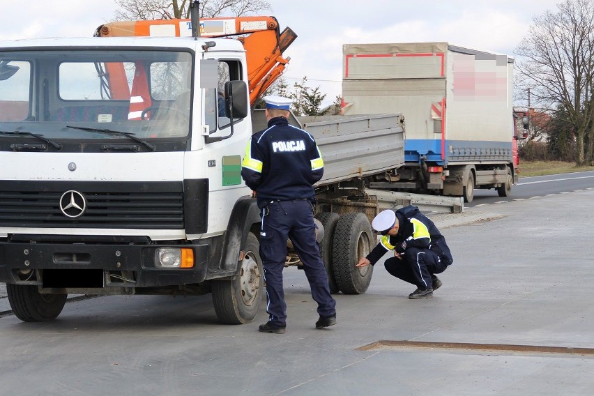 Sprawdzano m.in. stan techniczny pojazdów, ogumienie,...