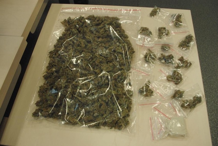 Liszki. Policjanci tropią narkotykowych przestępców. Zatrzymali 20-letniego amatora marihuany