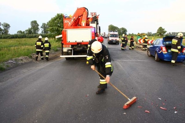 Trzy samochody zderzyły się około 18.30 na drodze krajowej 46 w Chrząstowicach. Kierowca BMW, mieszkaniec Częstochowy, nie zachował ostrożności przy dojeżdżaniu do odcinka, na którym został wprowadzony ruch wahadłowy. Najechał na volkswagena polo, a ten siłą odrzutu uderzył w chevroleta aveo. W wypadku ucierpiały dwie osoby - kierowca i pasażerka polo. Przez kilkadziesiąt minut ruch na drodze Opole-Częstochowa był utrudniony.