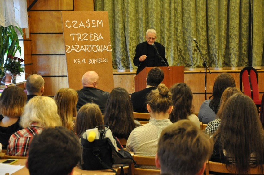 Ks. Adam Boniecki na spotkaniu w Zespole Szkół w Oleśnie.