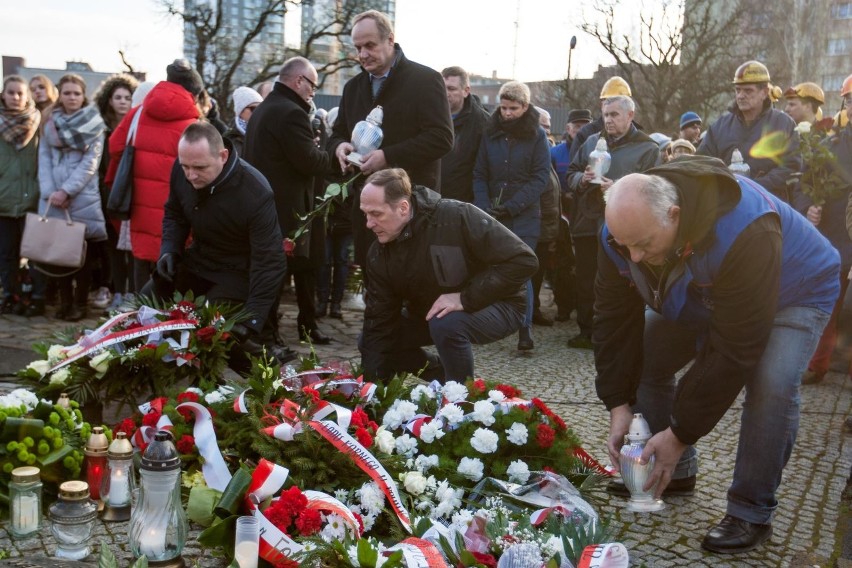 15 12 2017 gdansk. zlozenie kwiatow pod pomnikiem pomnikiem...